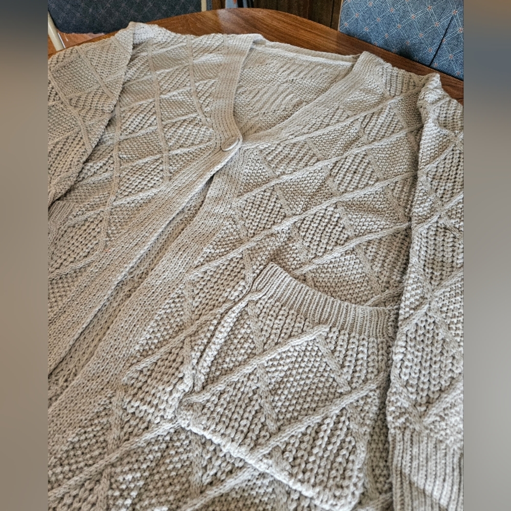 Large gray cardigan with button and pockets